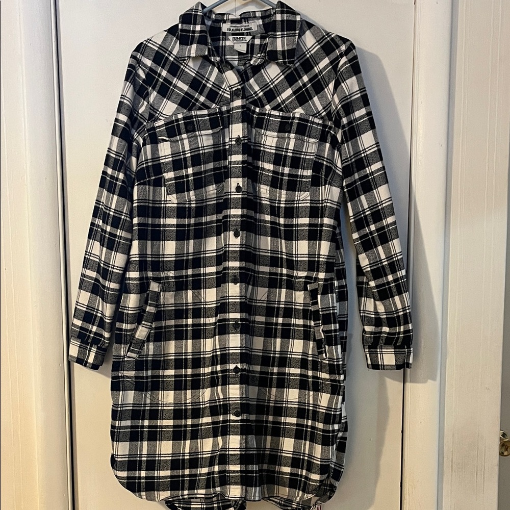 Like New, never worn, Duluth Trading Co Monochrome Plaid Button Down Shirt,